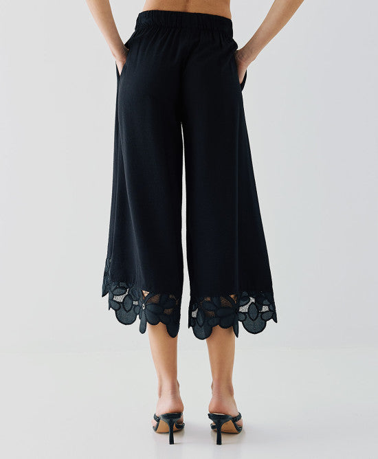 Pantalon Court à Finitions Dentelle