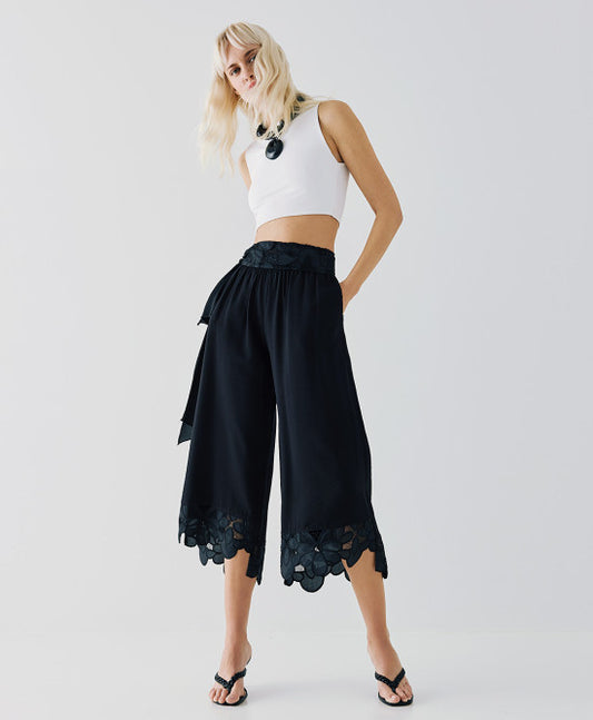Pantalon Court à Finitions Dentelle